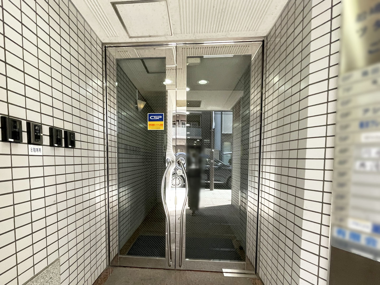 オフィスビル出入口