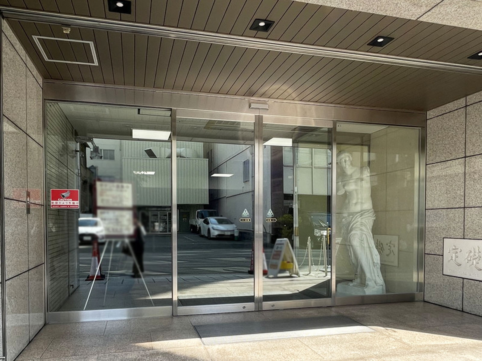 オフィスビル出入口