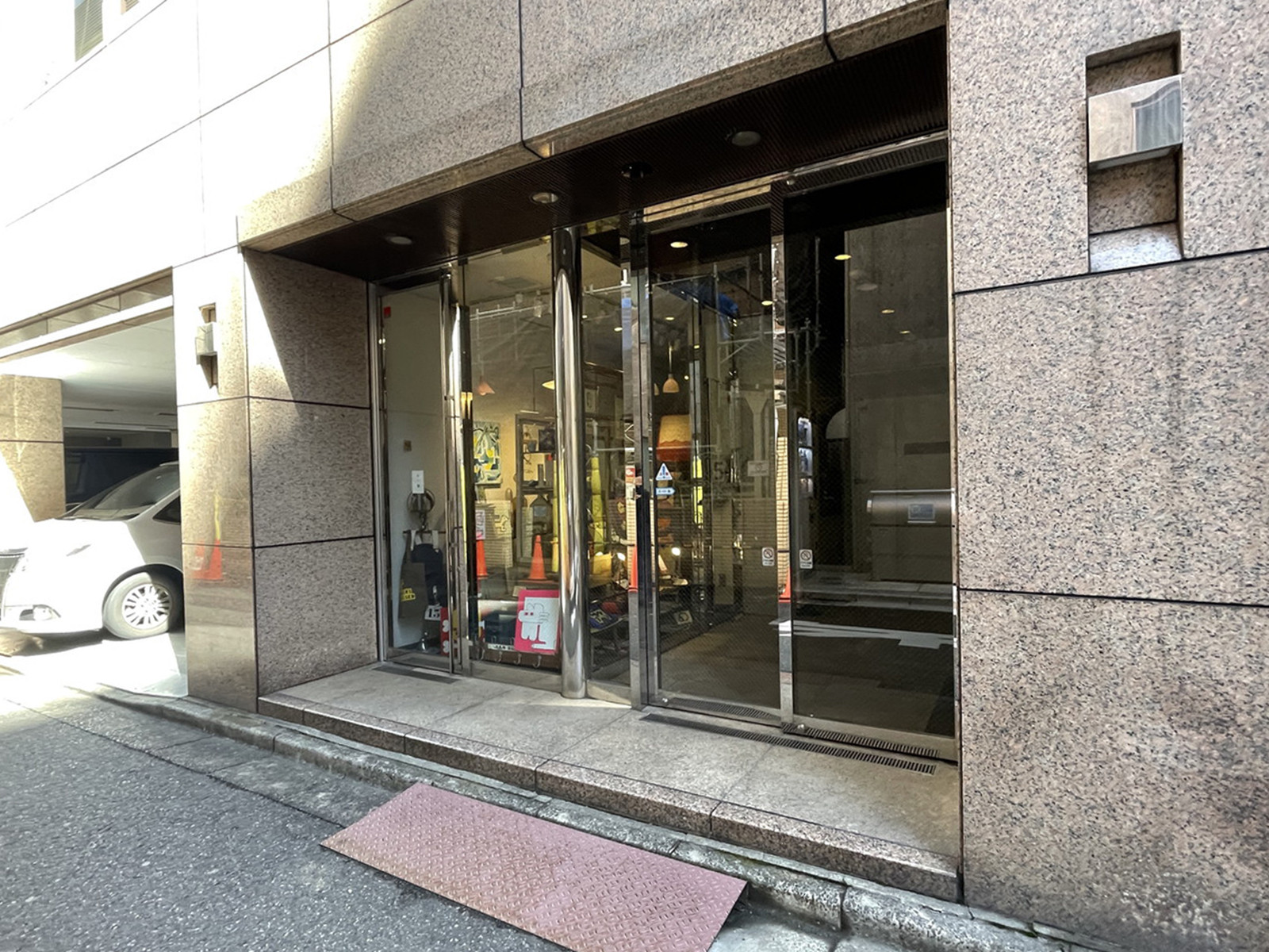 オフィスビル出入口