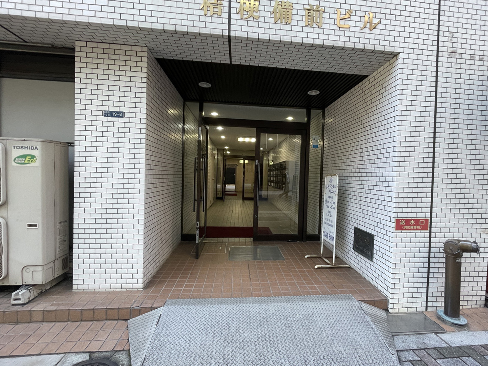 オフィスビル出入口