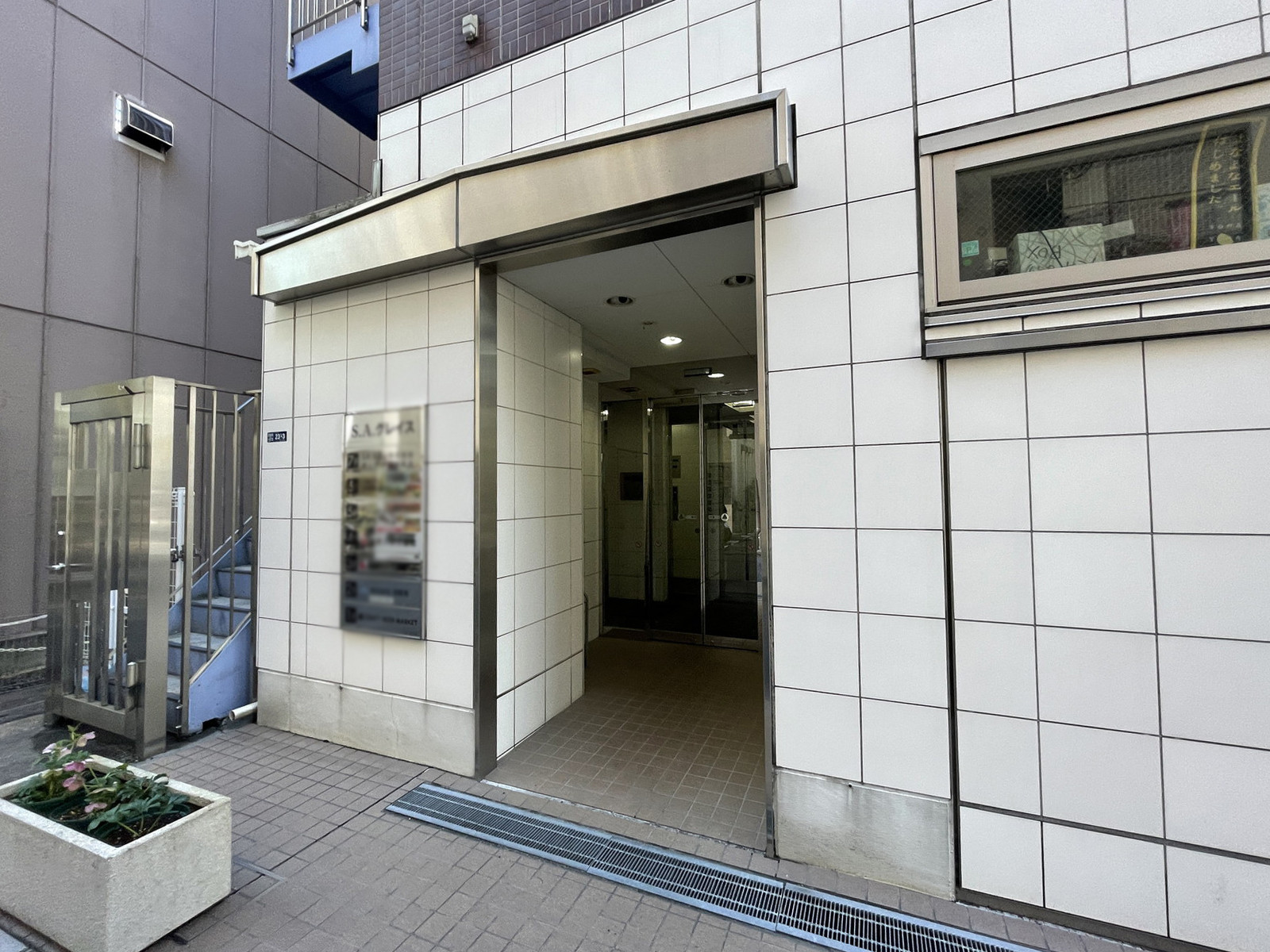 オフィスビル出入口
