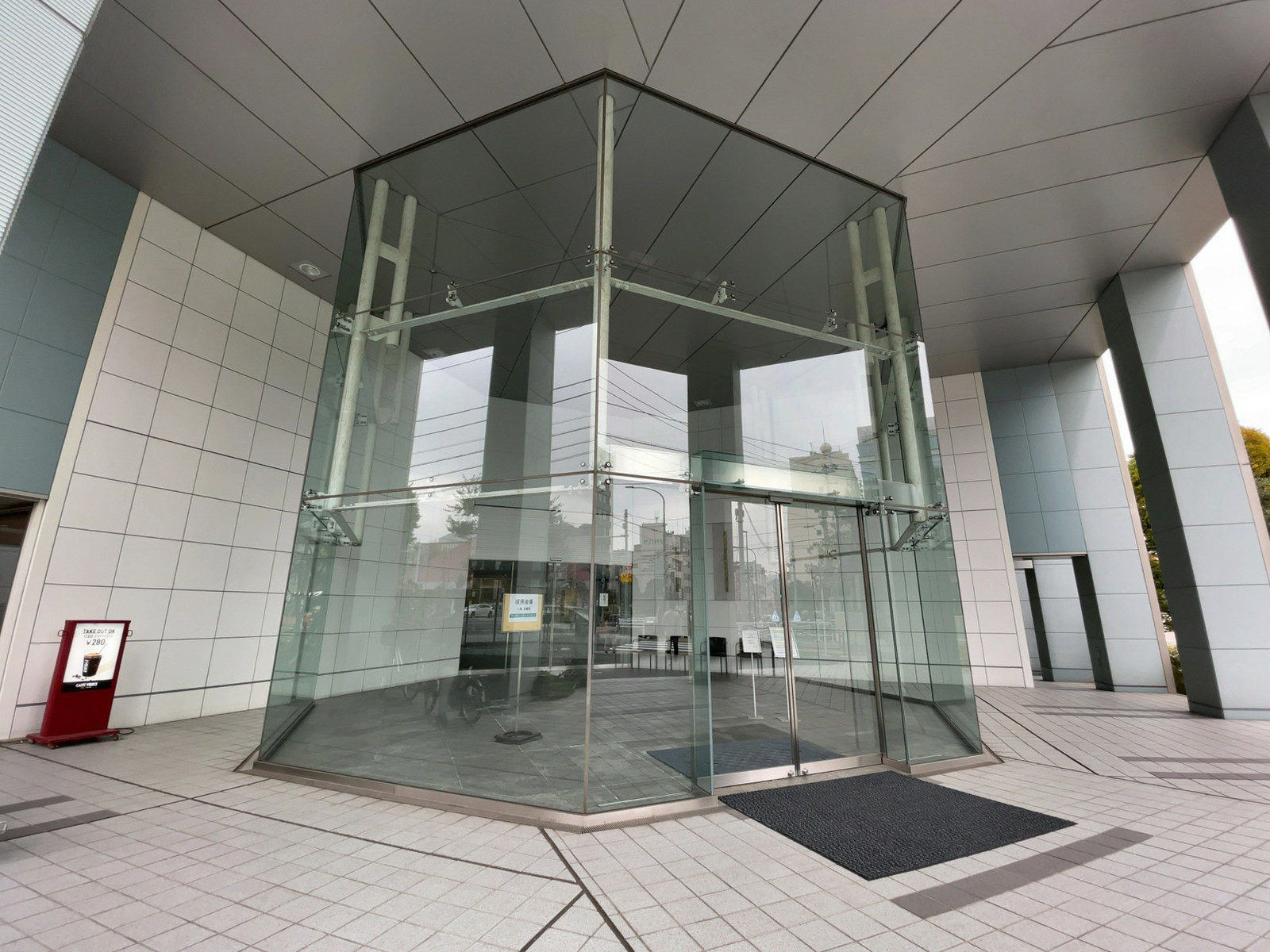 オフィスビル出入口