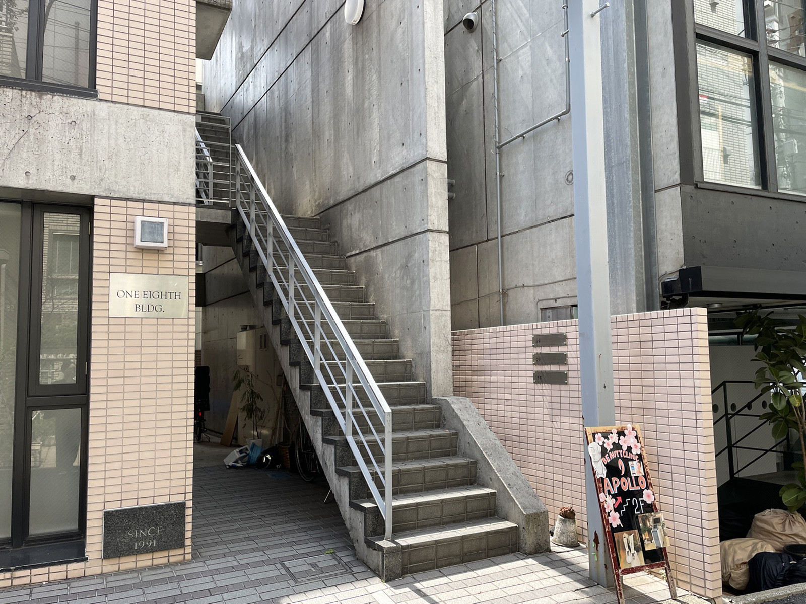 オフィスビル出入口