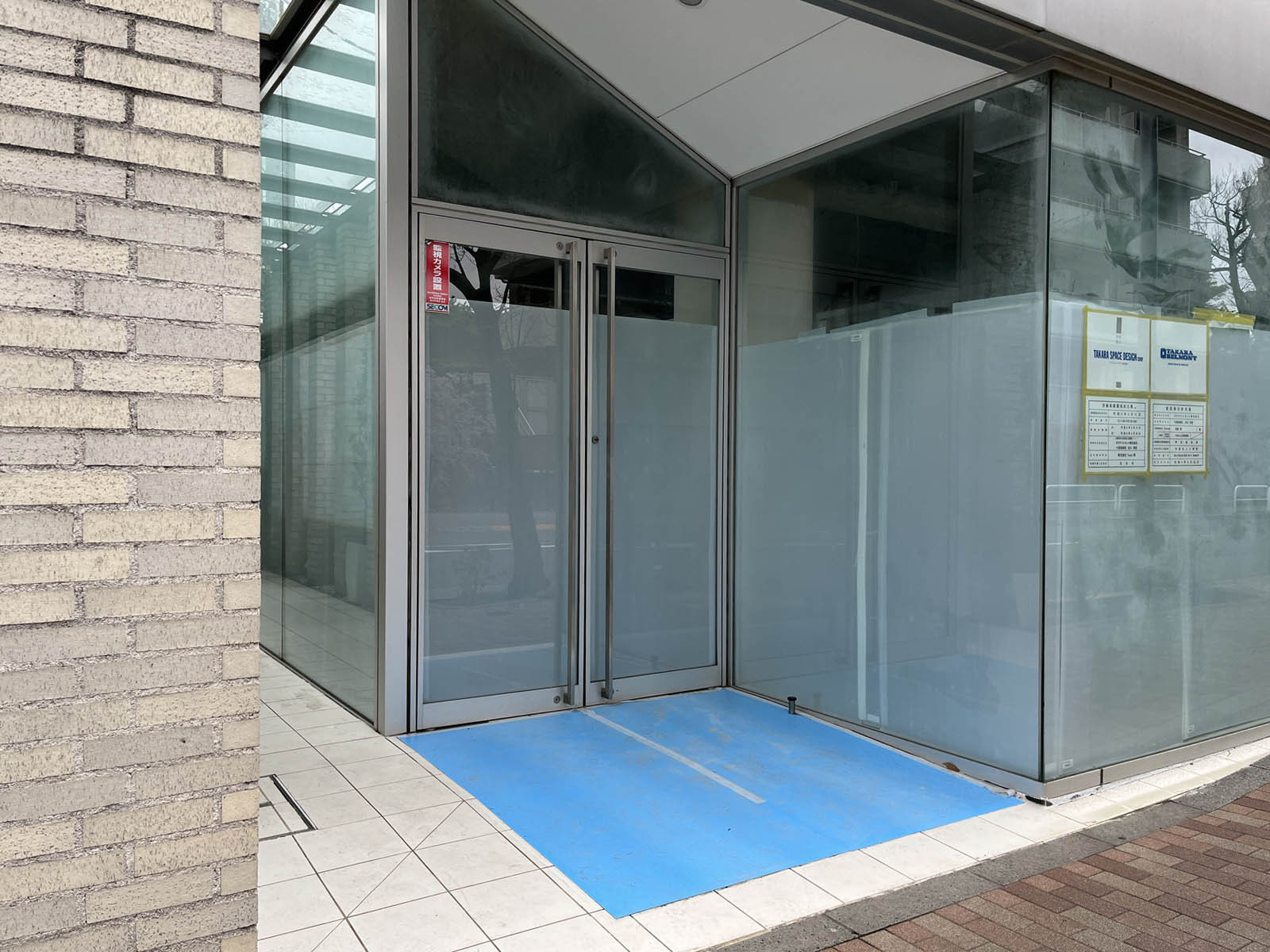 1階テナント出入口