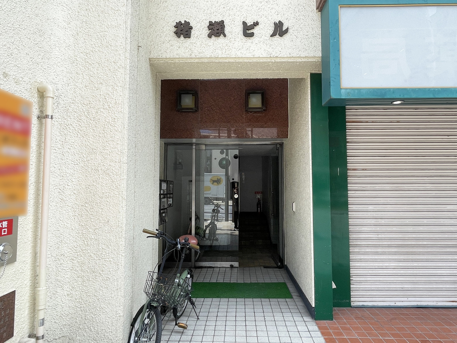 オフィスビル出入口