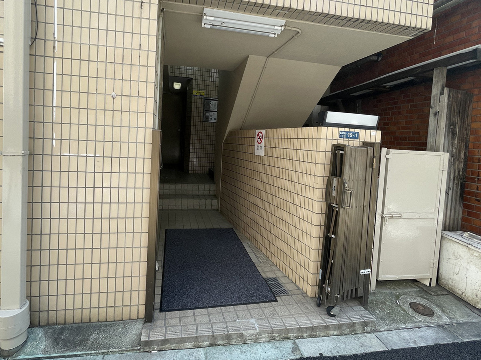 オフィスビル出入口