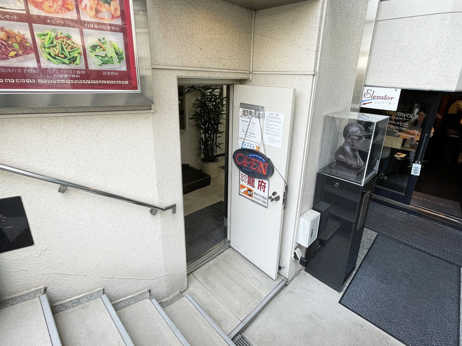 オフィスビル出入口