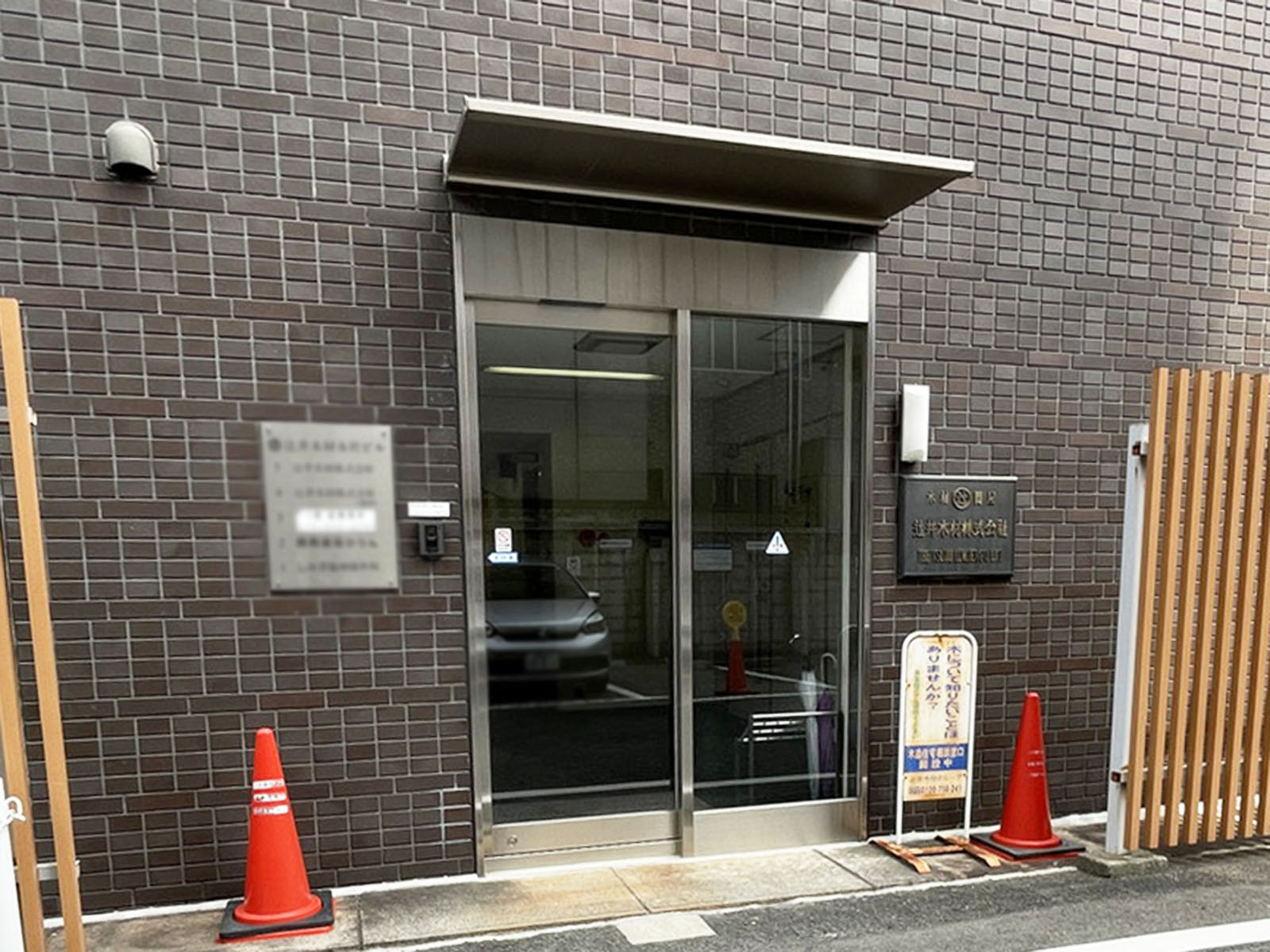 オフィスビル出入口