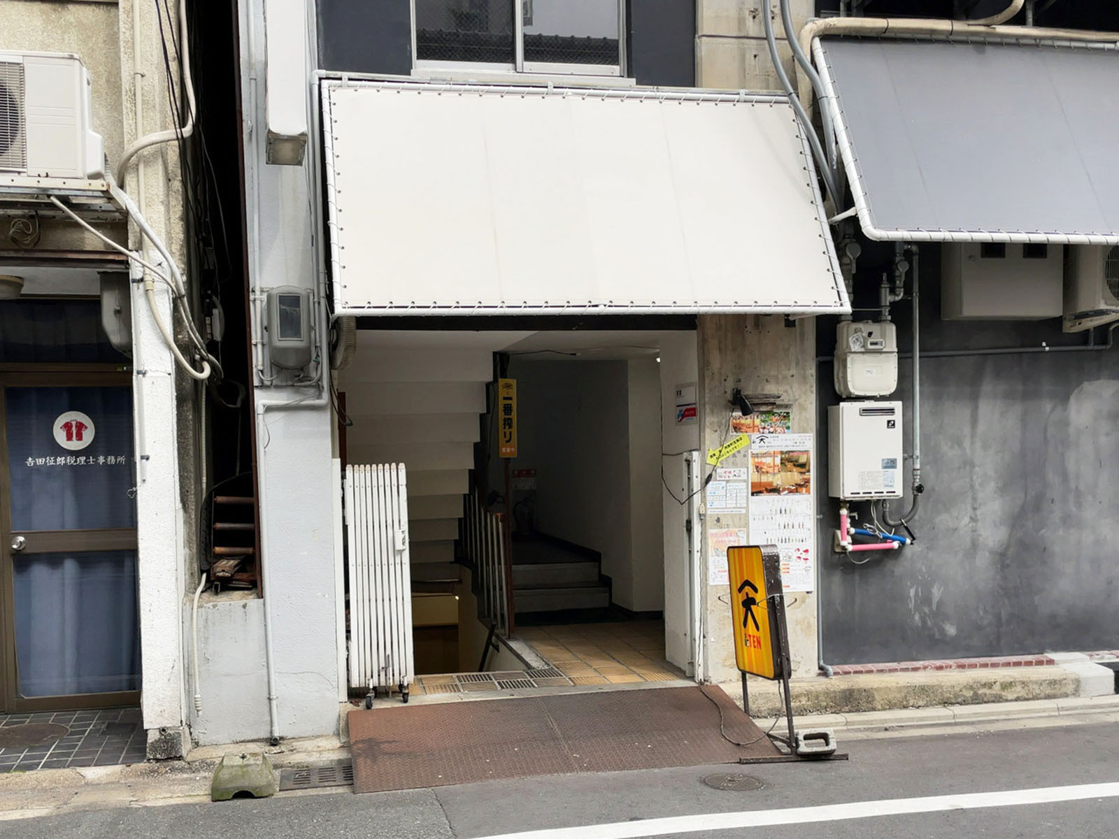 オフィスビル出入口