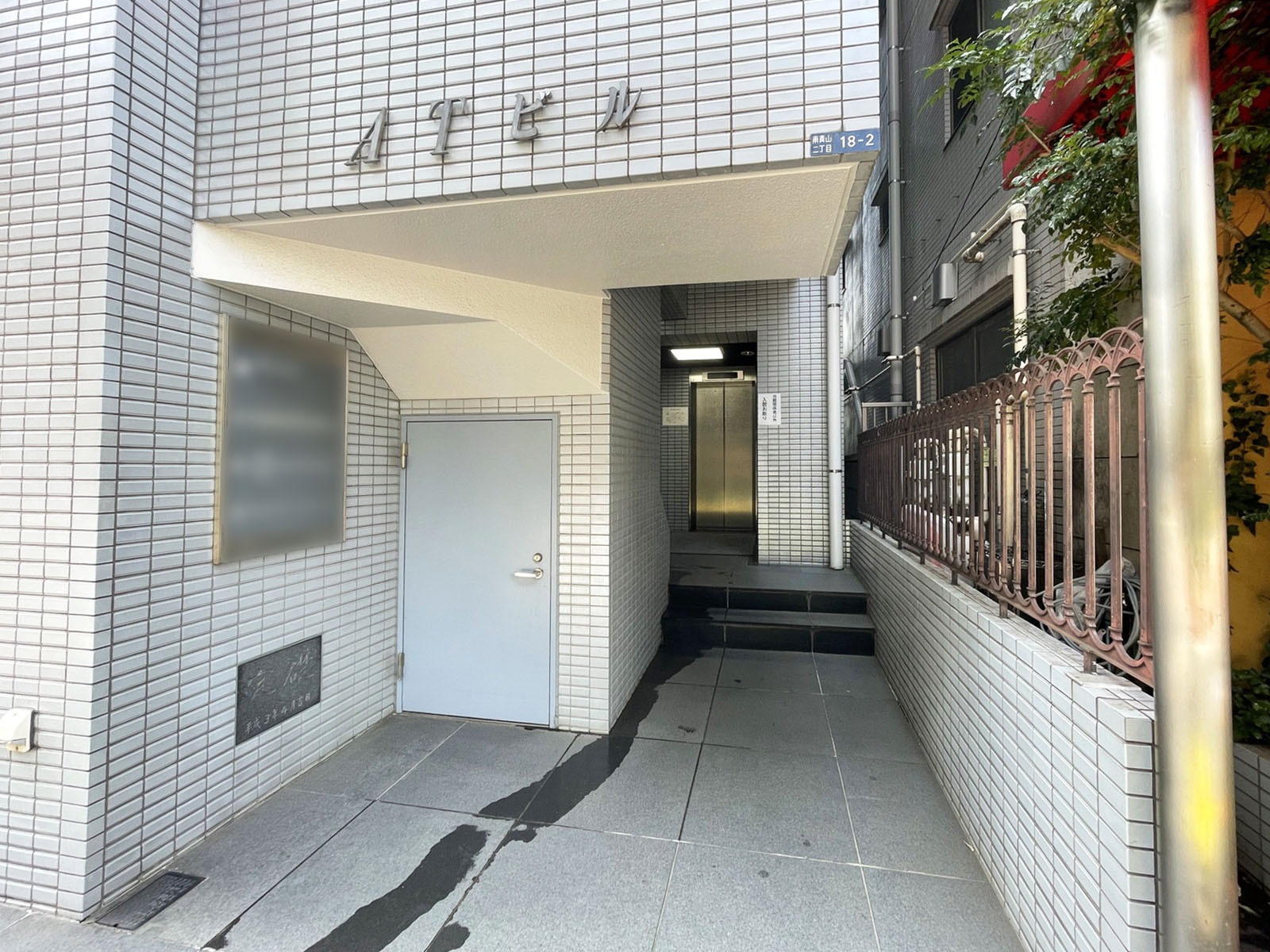 オフィスビル出入口