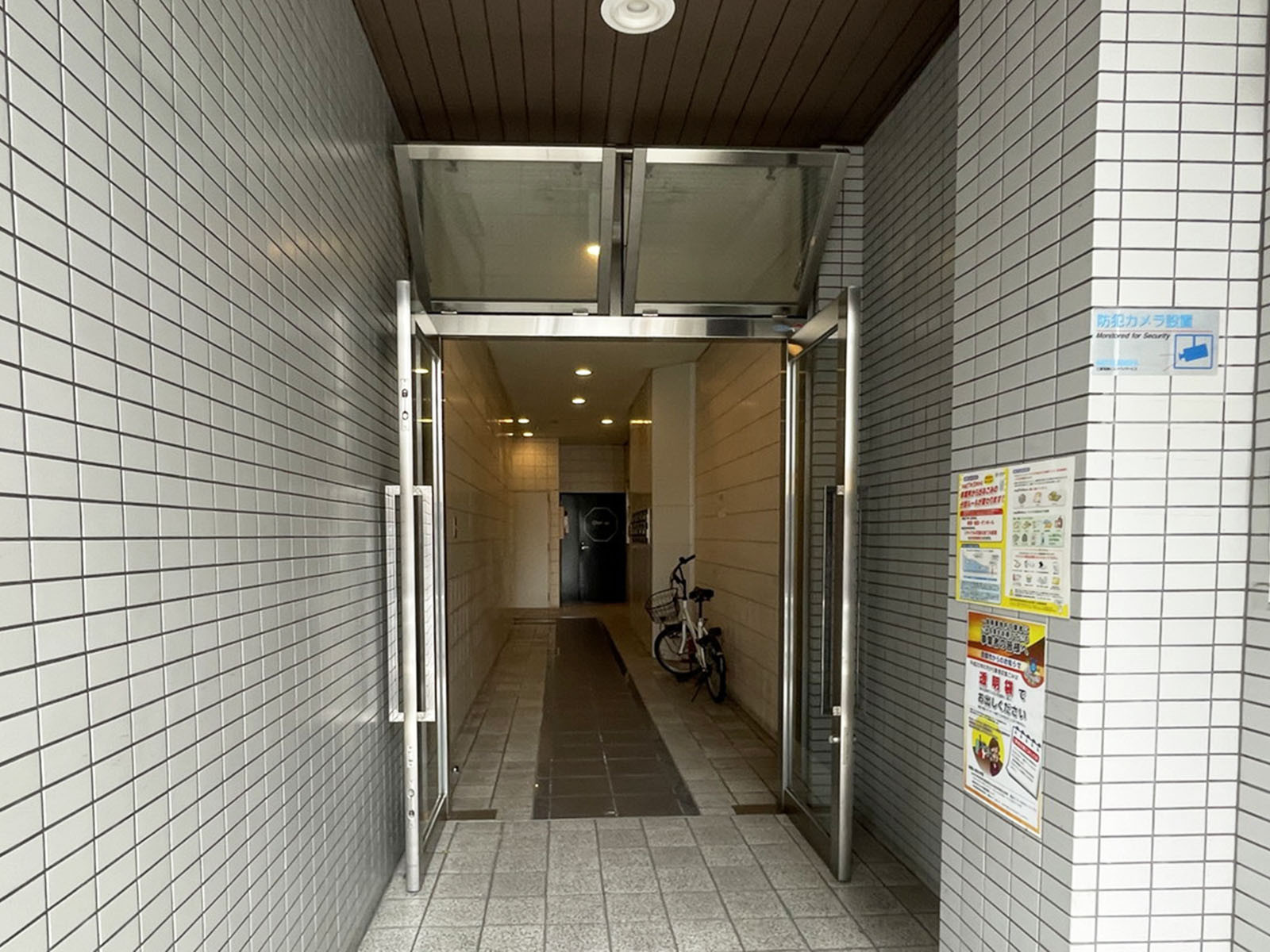 オフィスビル出入口