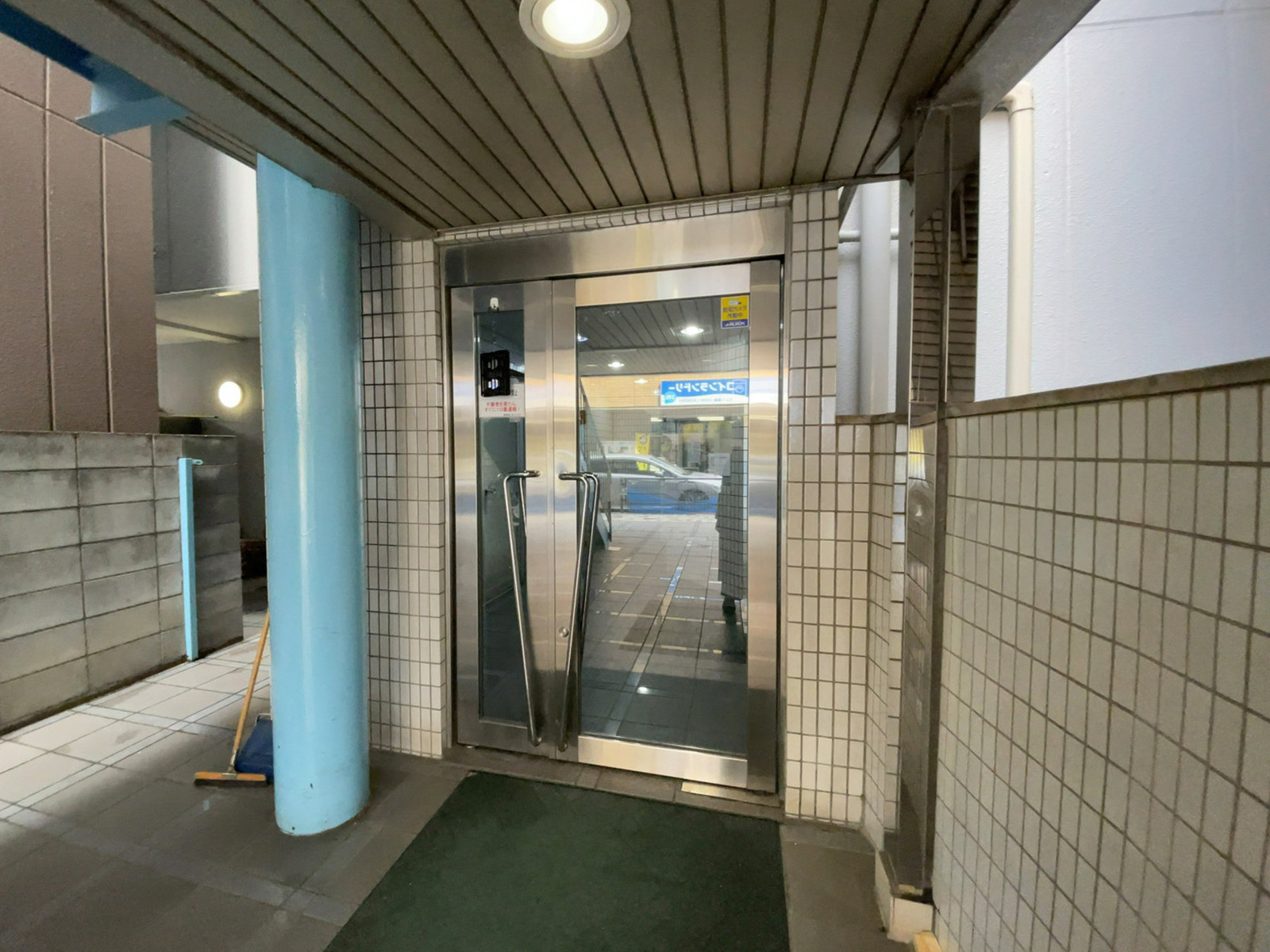 オフィスビル出入口