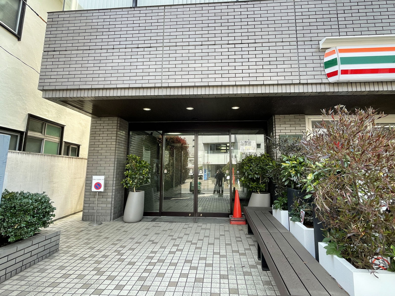 オフィスビル出入口