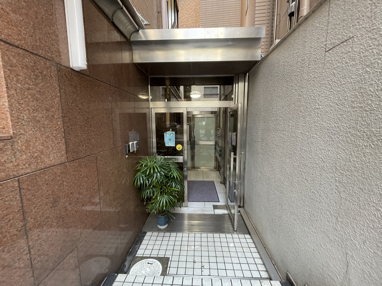 オフィスビル出入口