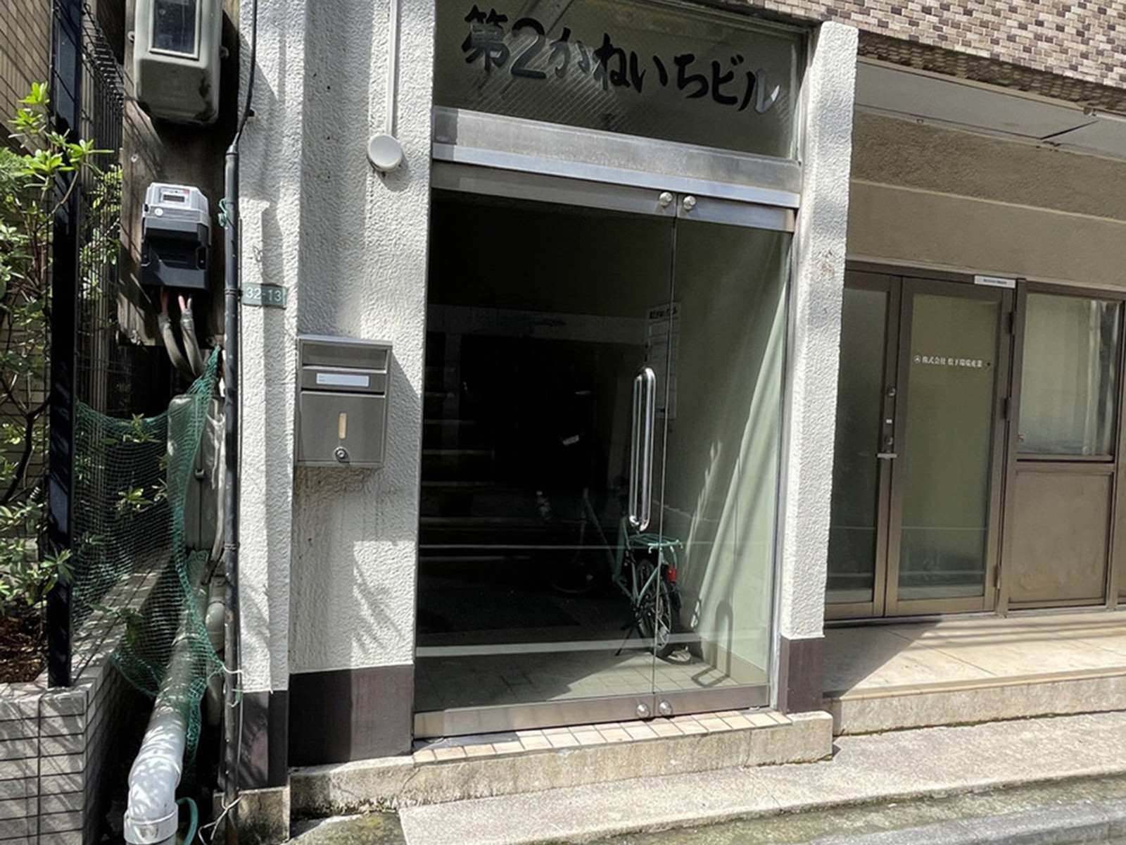 オフィスビル出入口