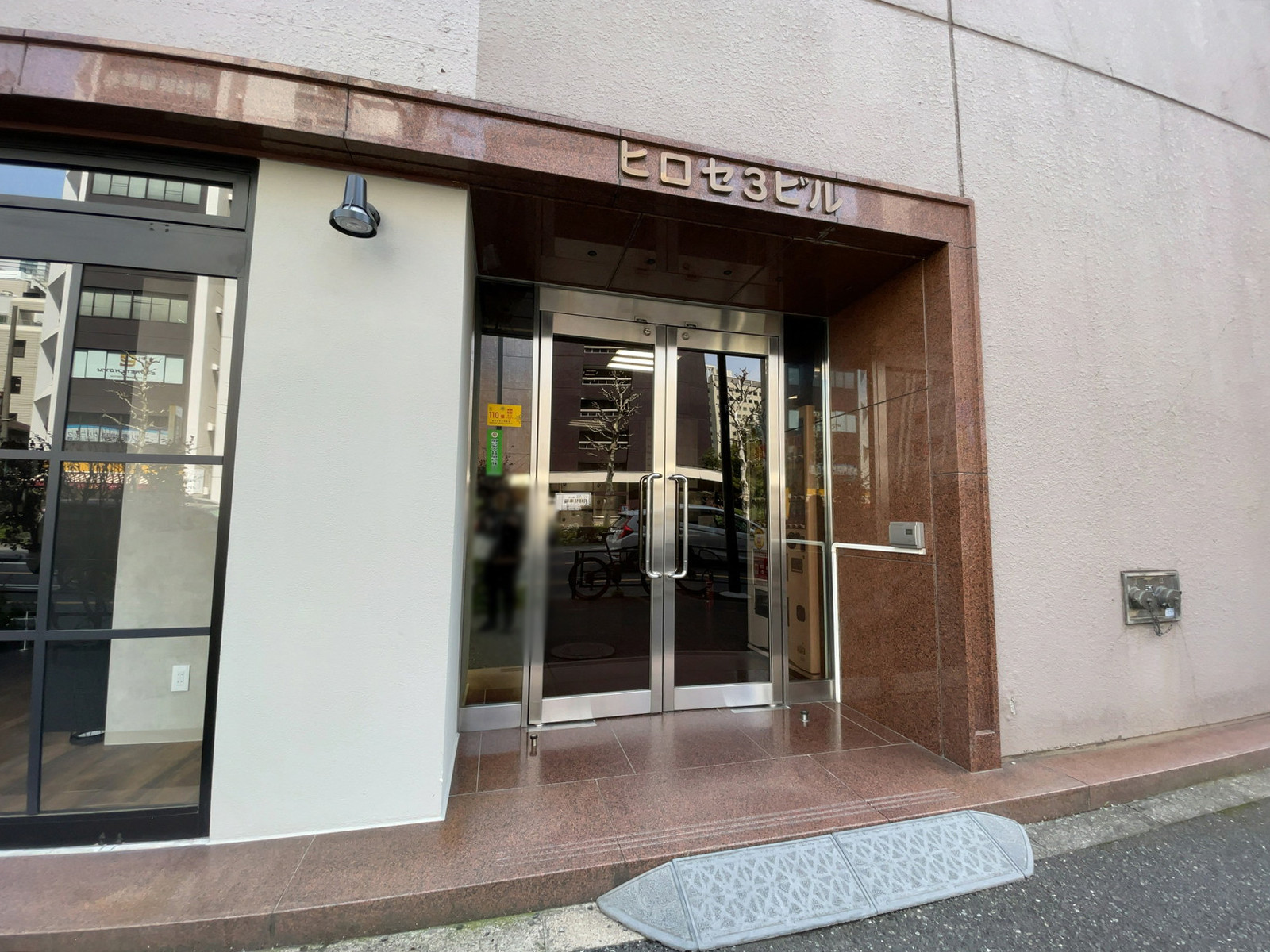 オフィスビル出入口
