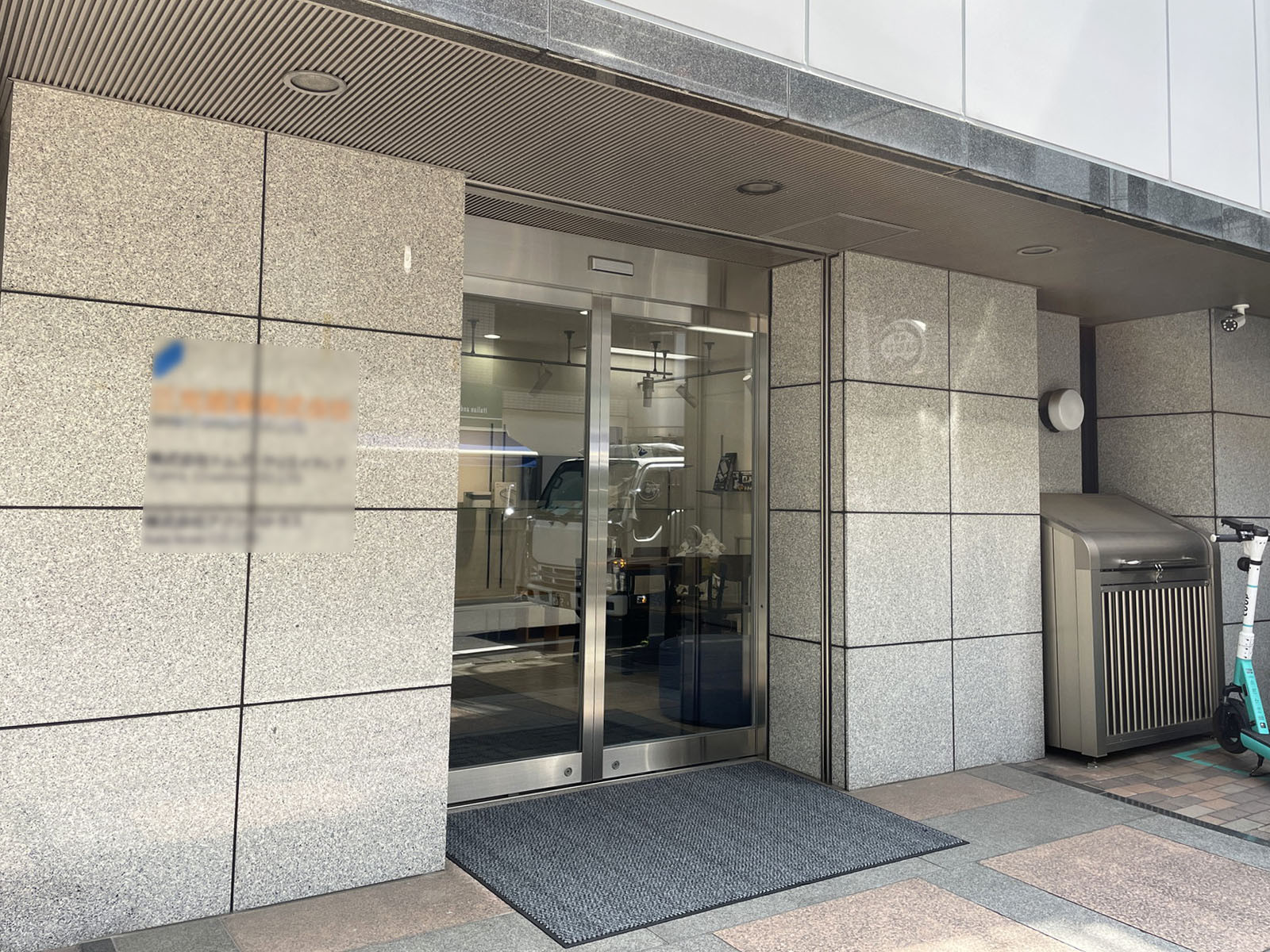 オフィスビル出入口