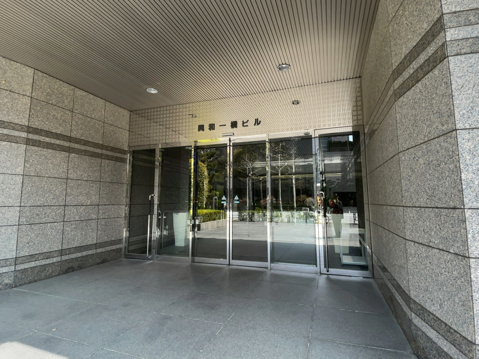 オフィスビル出入口
