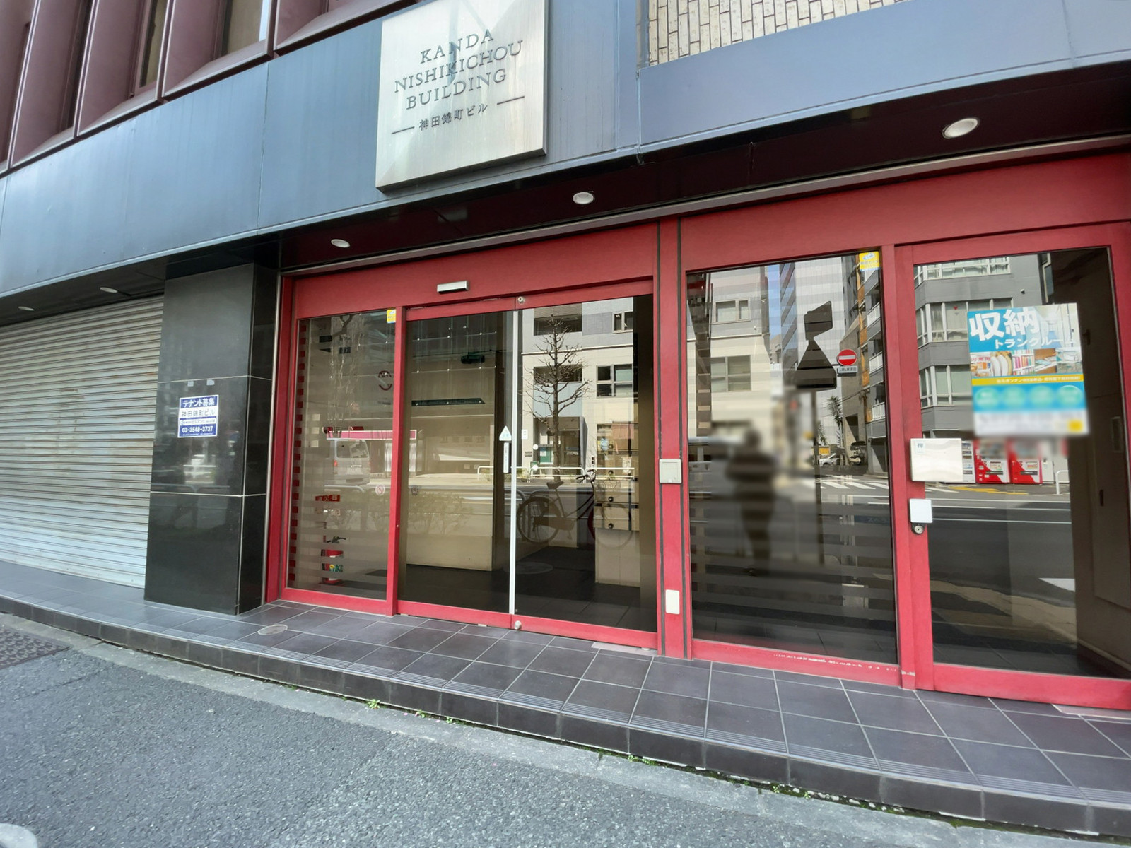 オフィスビル出入口