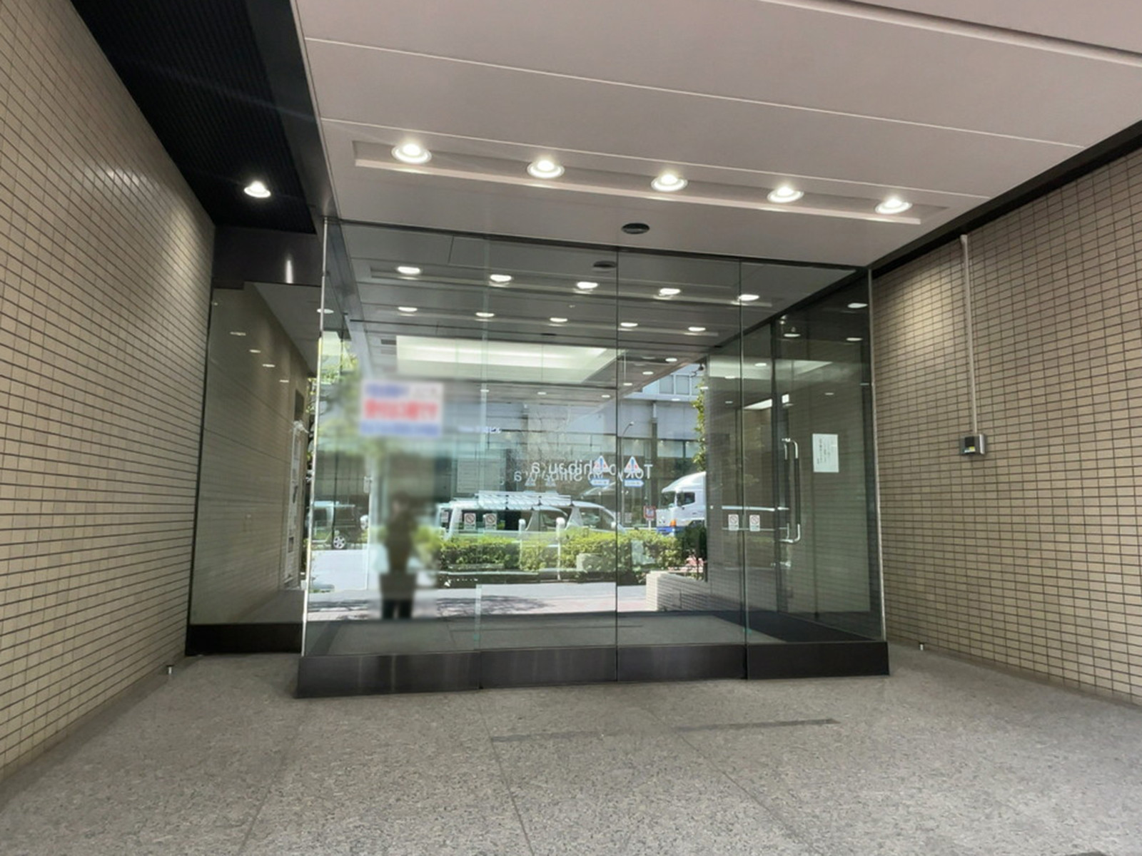 オフィスビル出入口