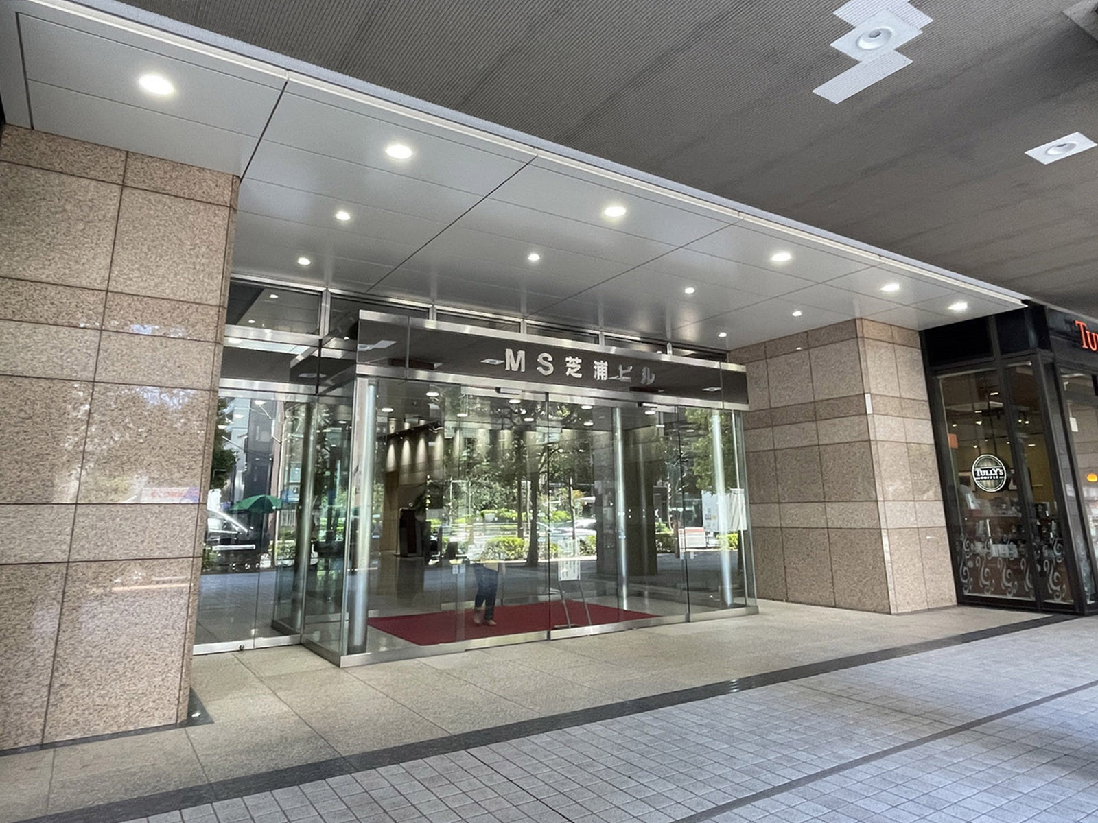 オフィスビル出入口