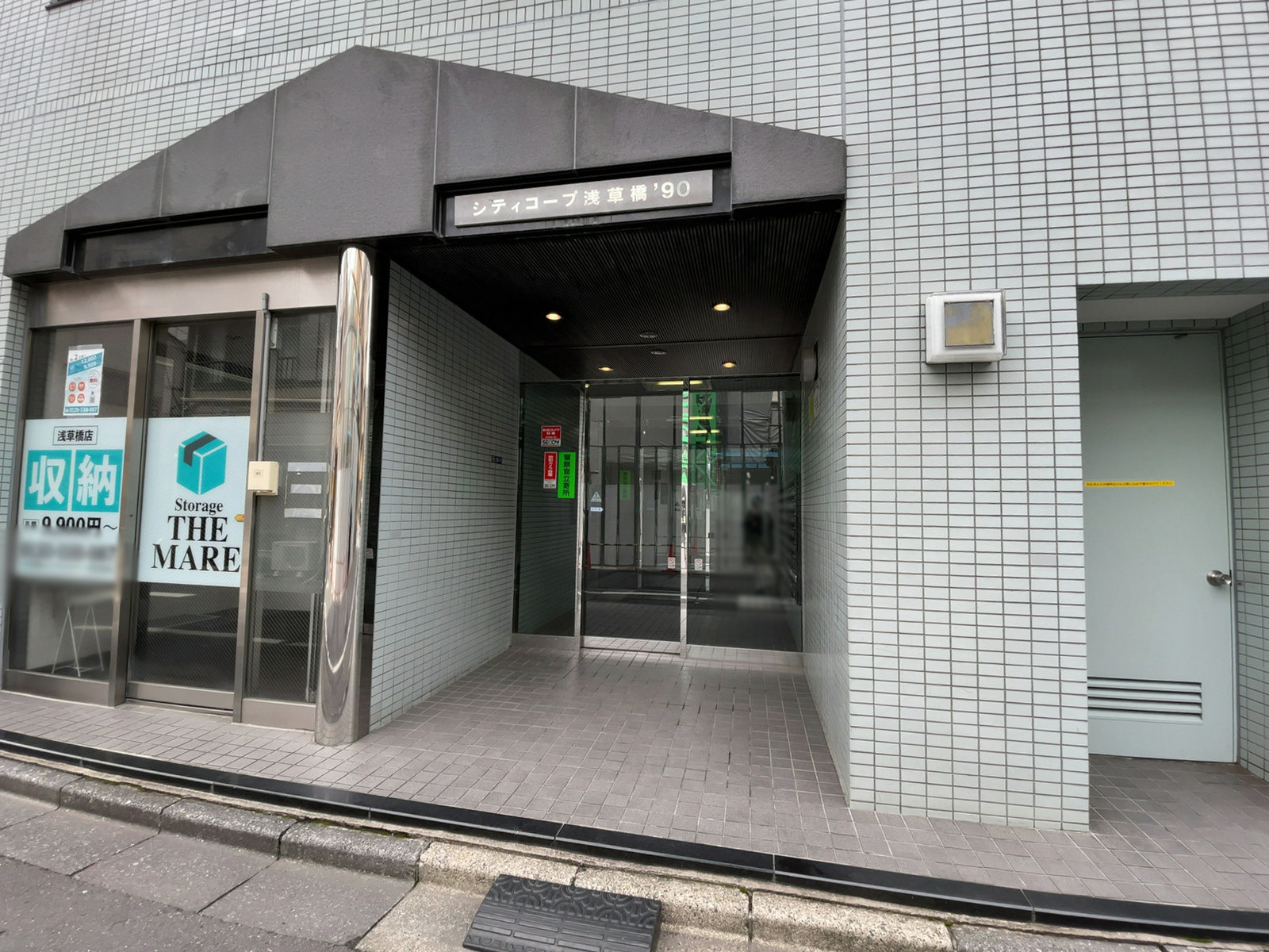 オフィスビル出入口