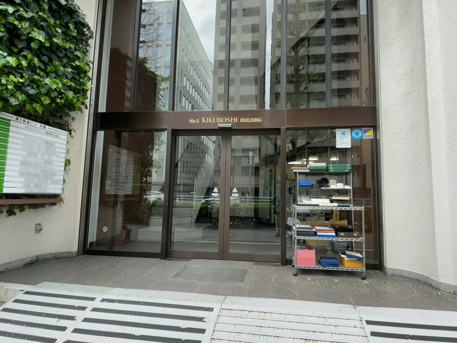 オフィスビル出入口