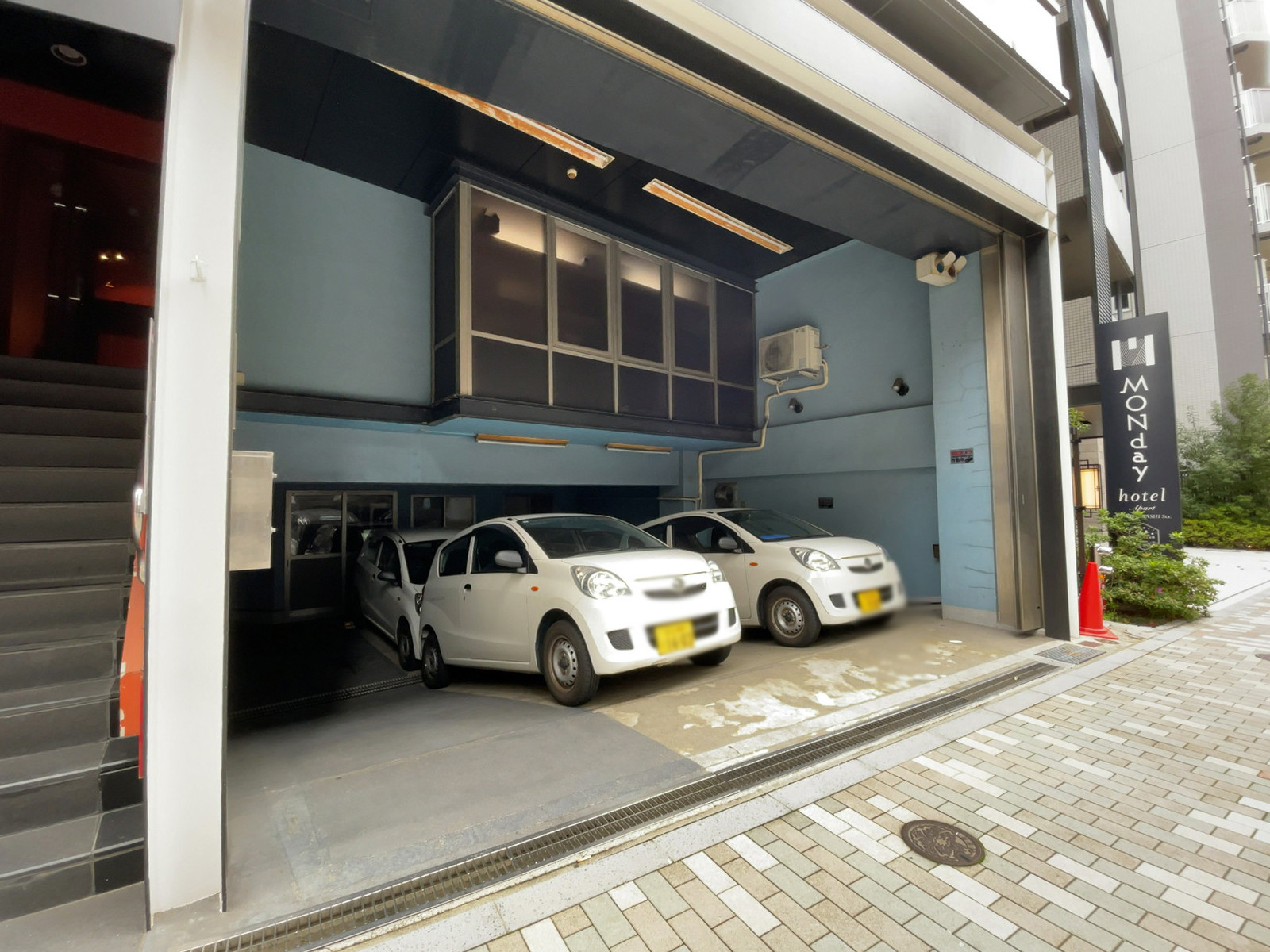 オフィスビル出入口