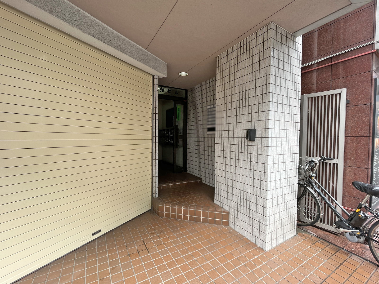 オフィスビル出入り口