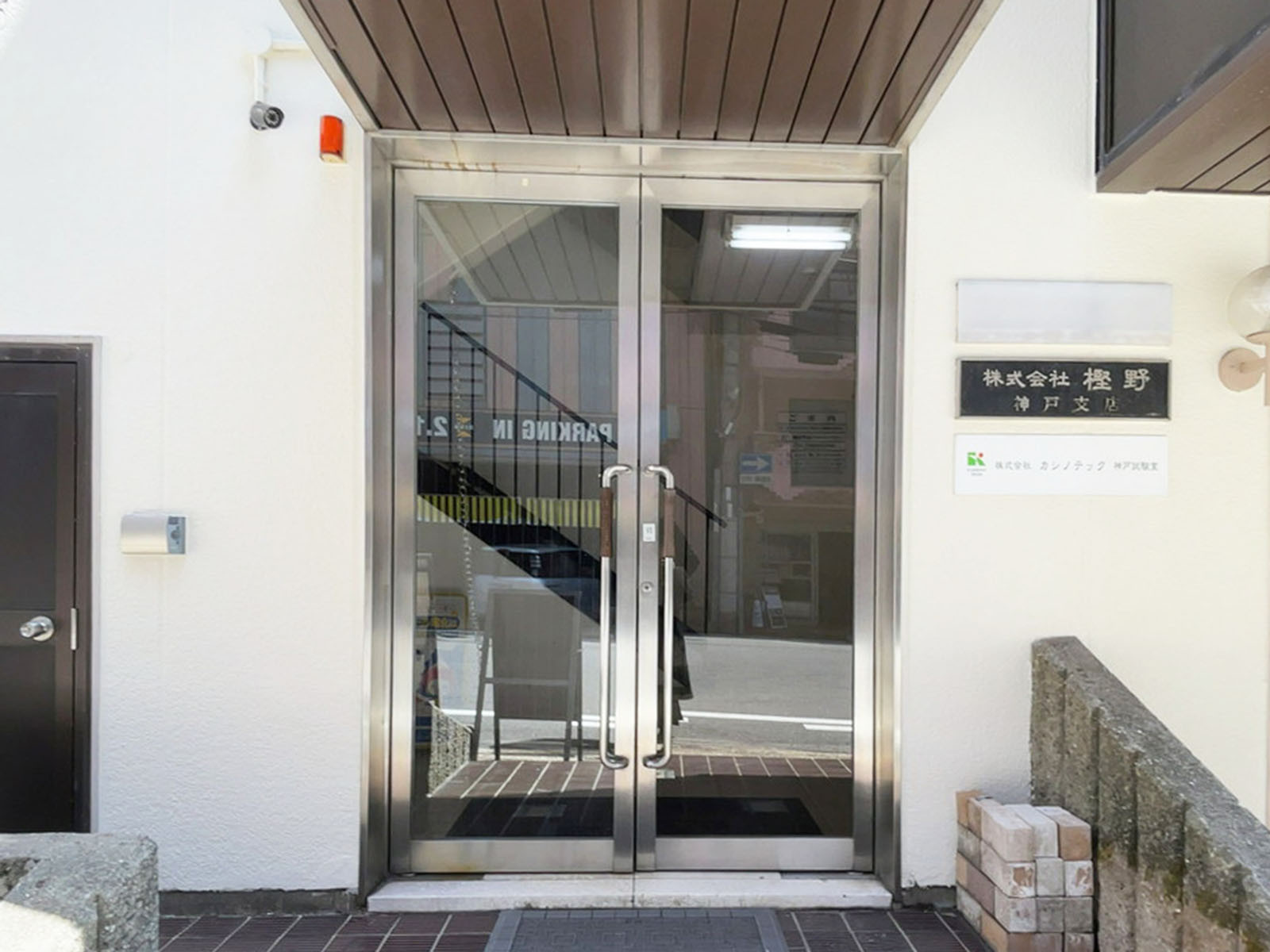 オフィスビル出入口