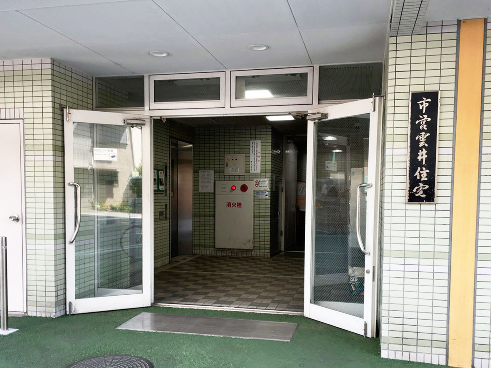 オフィスビル出入口