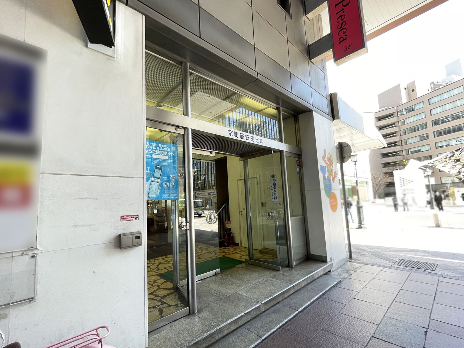 オフィスビル出入口