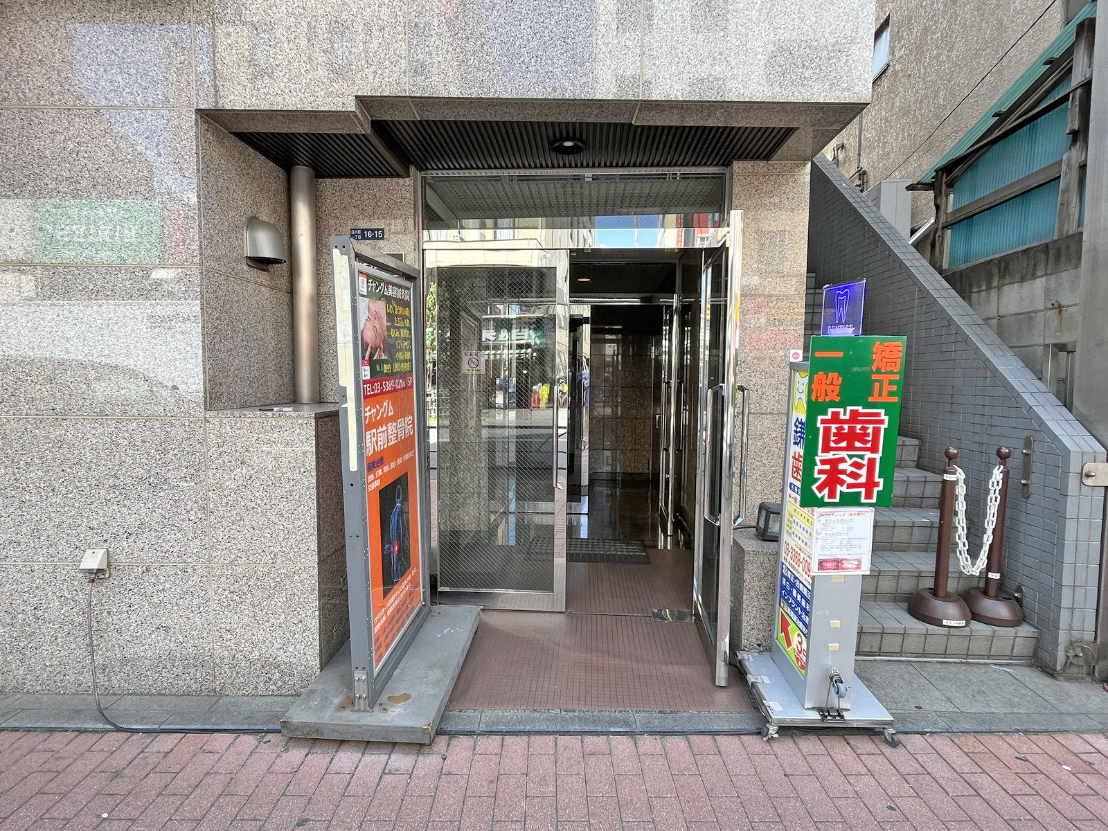 オフィスビル出入り口