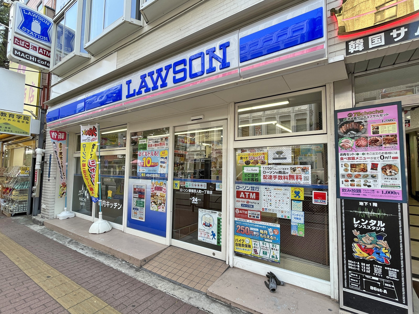 1階のローソン新宿百人町一丁目店