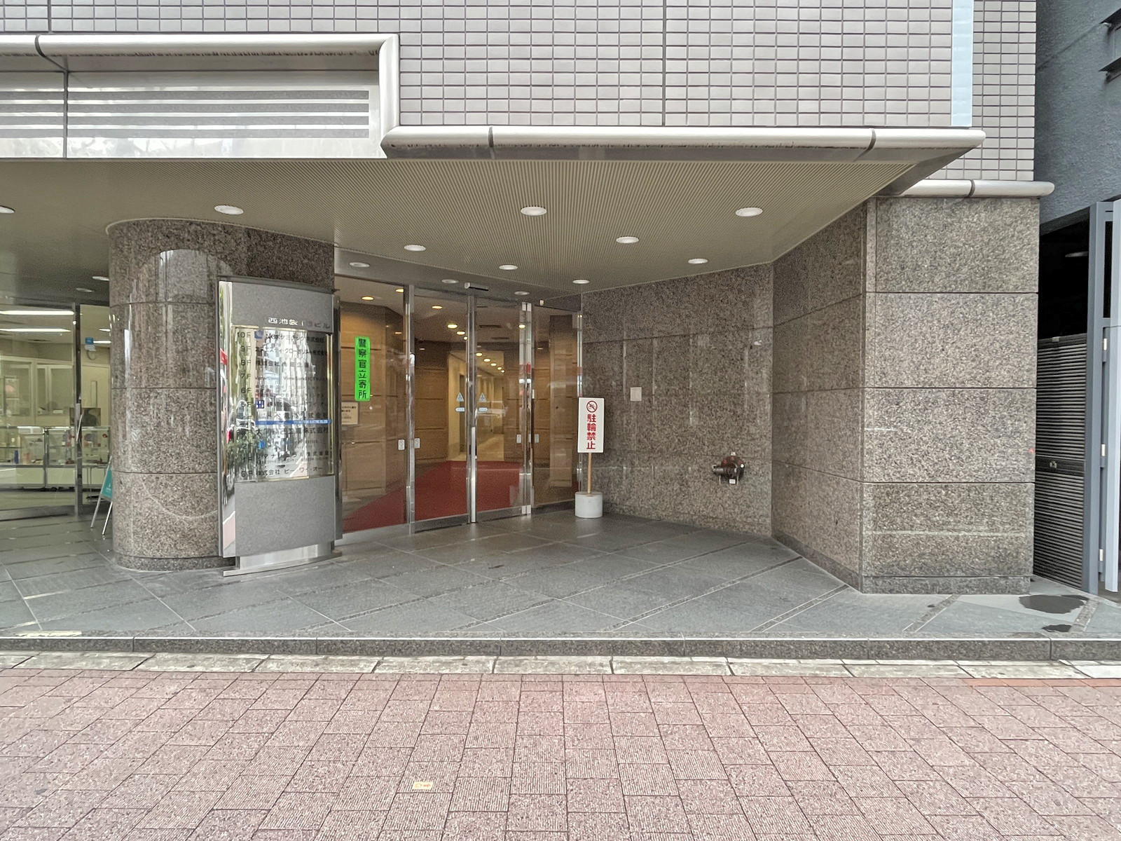オフィスビル出入口