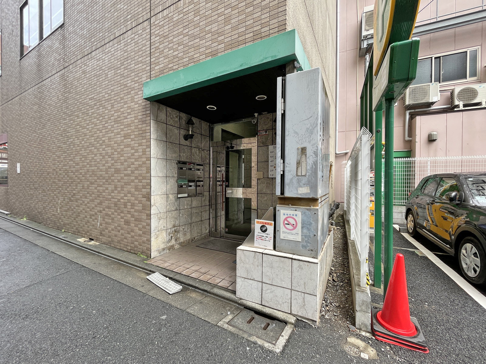 オフィスビル出入り口