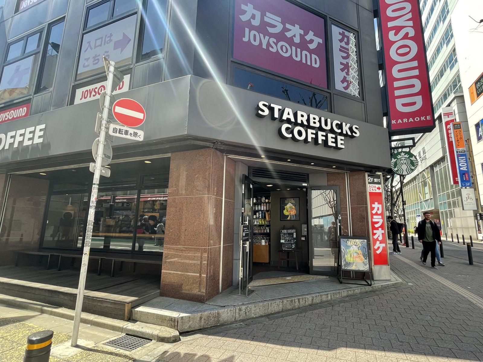 1階のスターバックスコーヒー新宿西口店