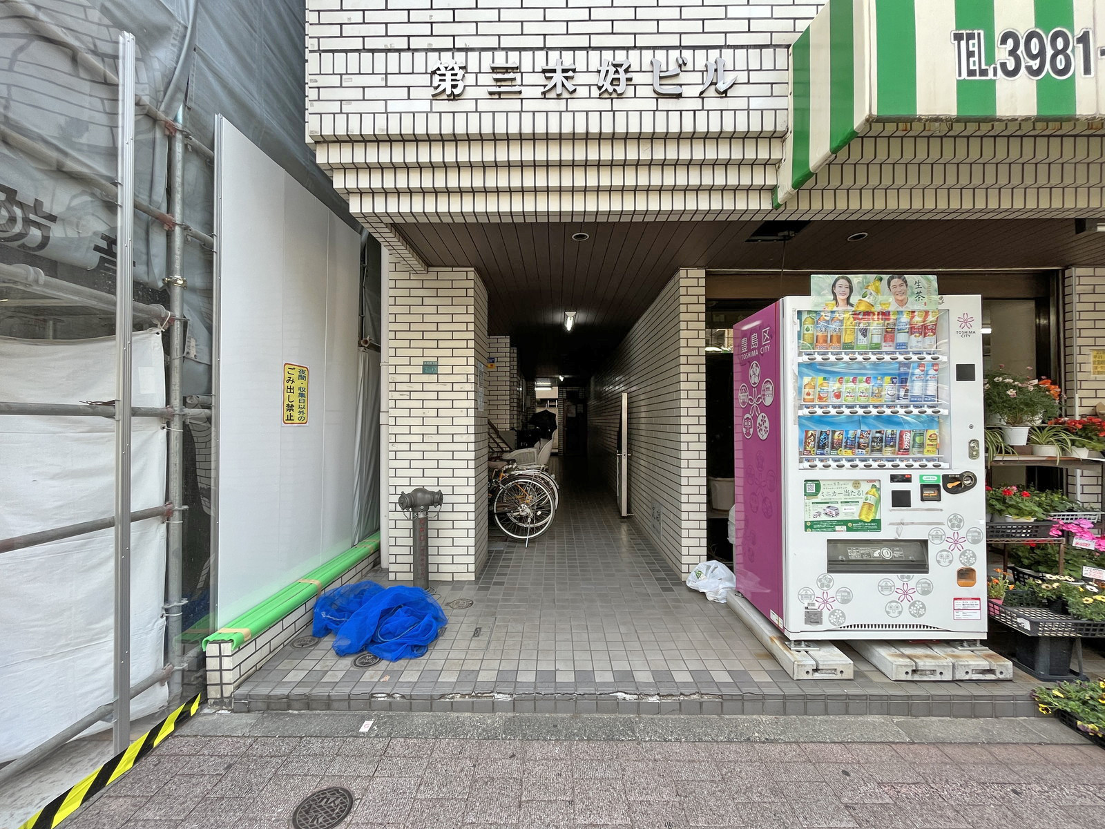 オフィスビル出入り口