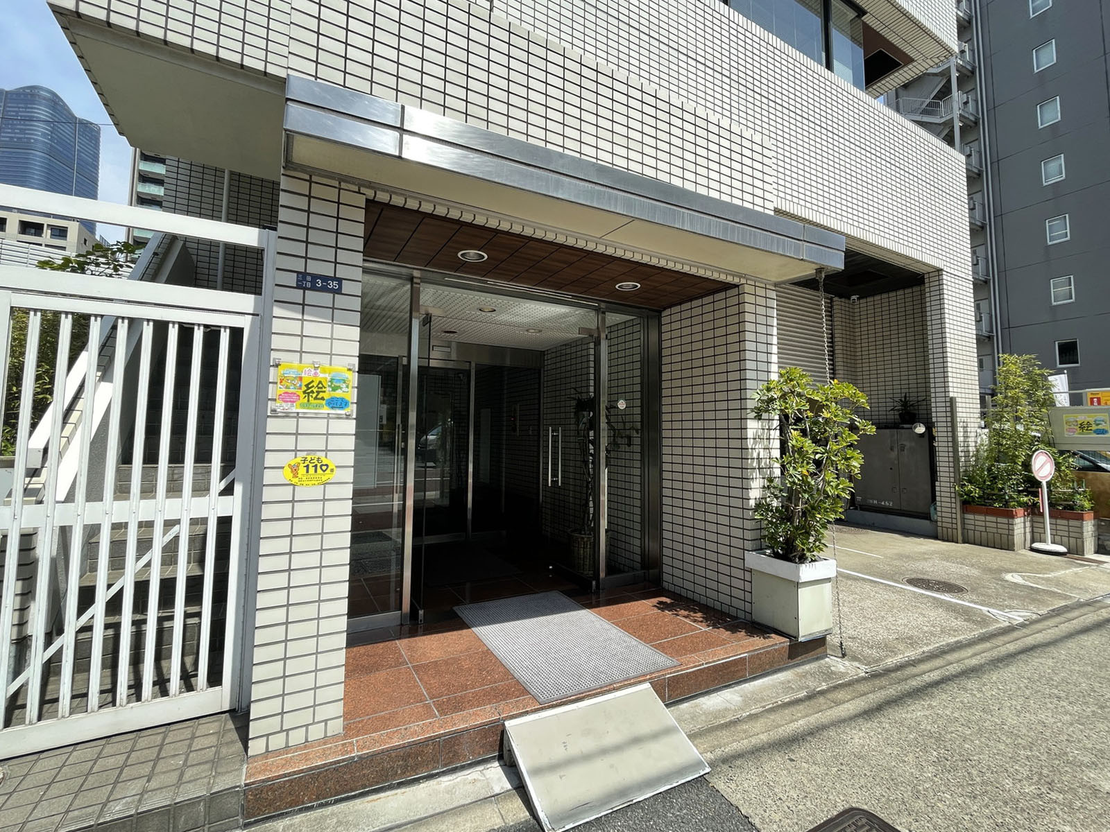 オフィスビル出入口