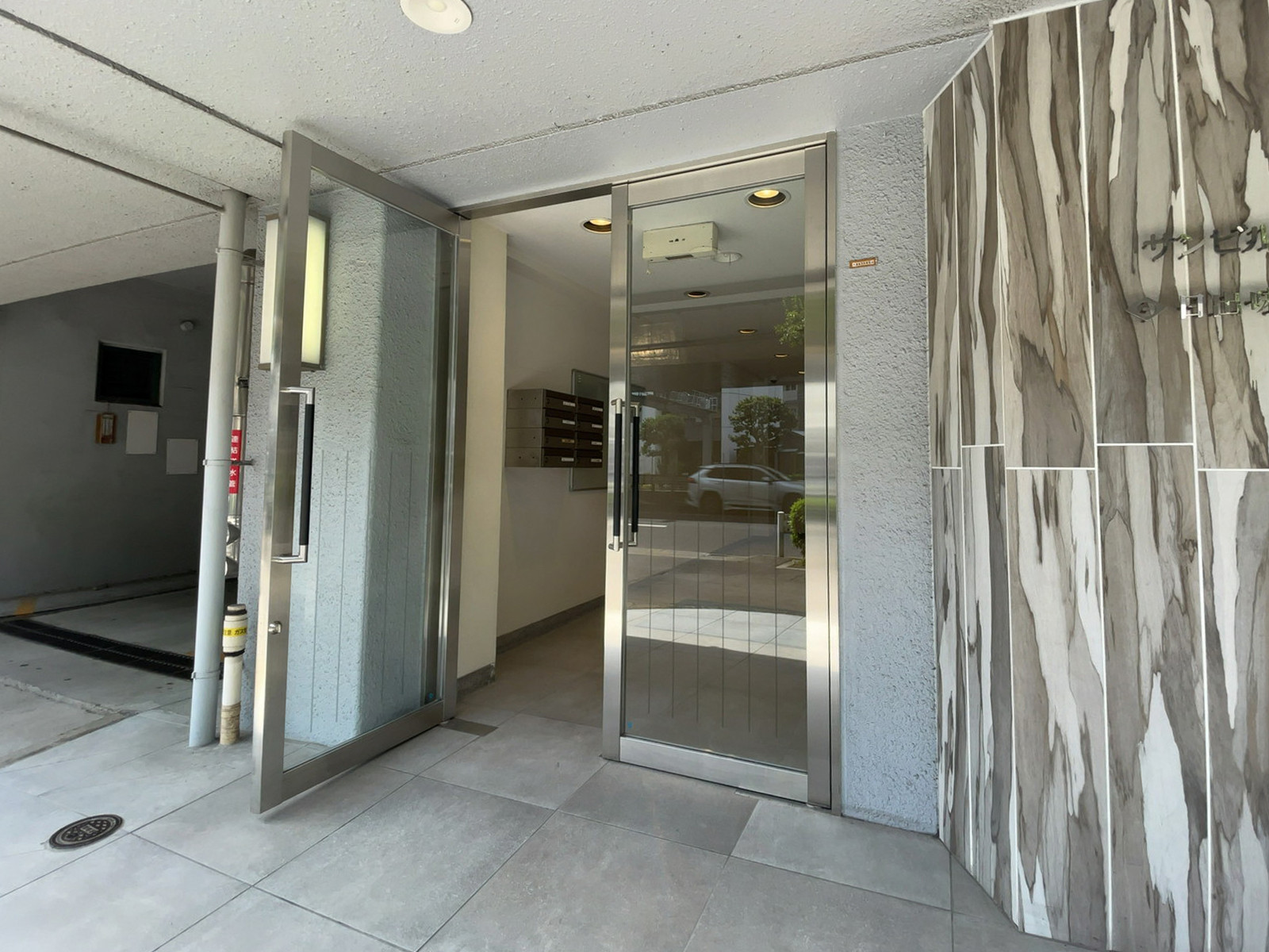 オフィスビル出入口