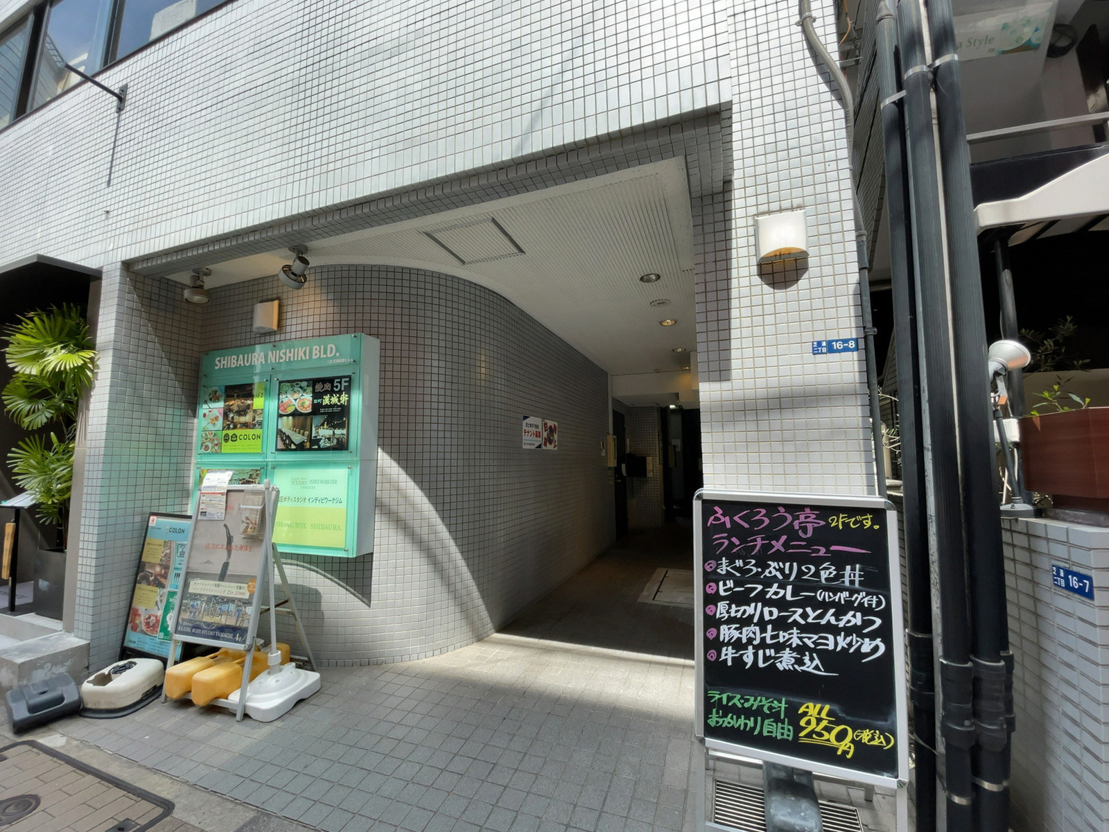 オフィスビル出入口