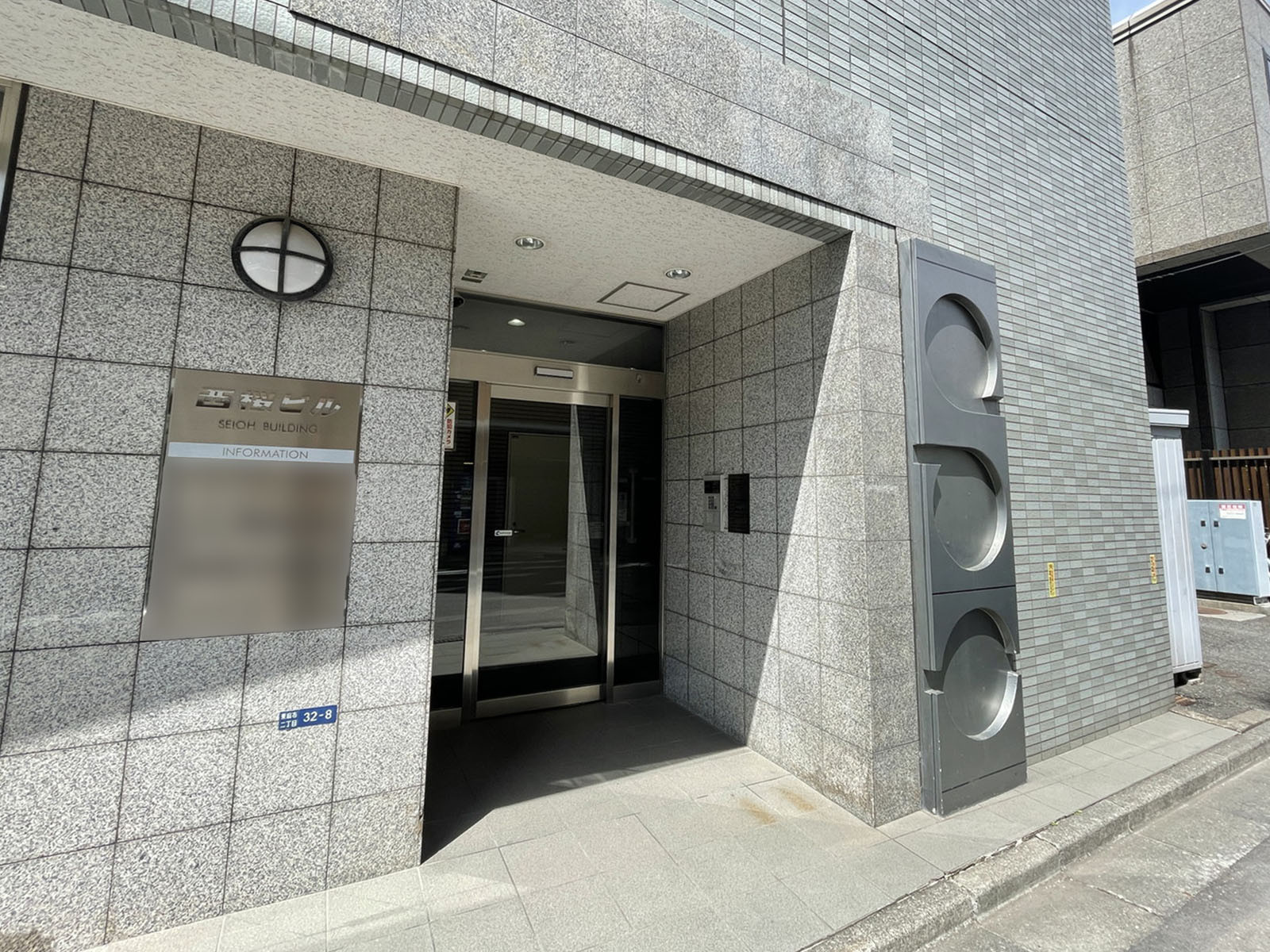 オフィスビル出入口