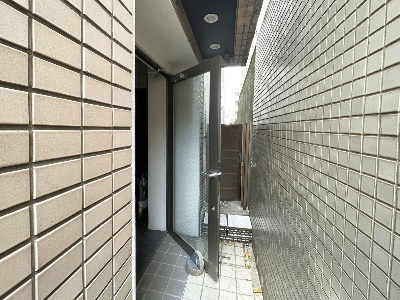 オフィスビル出入口