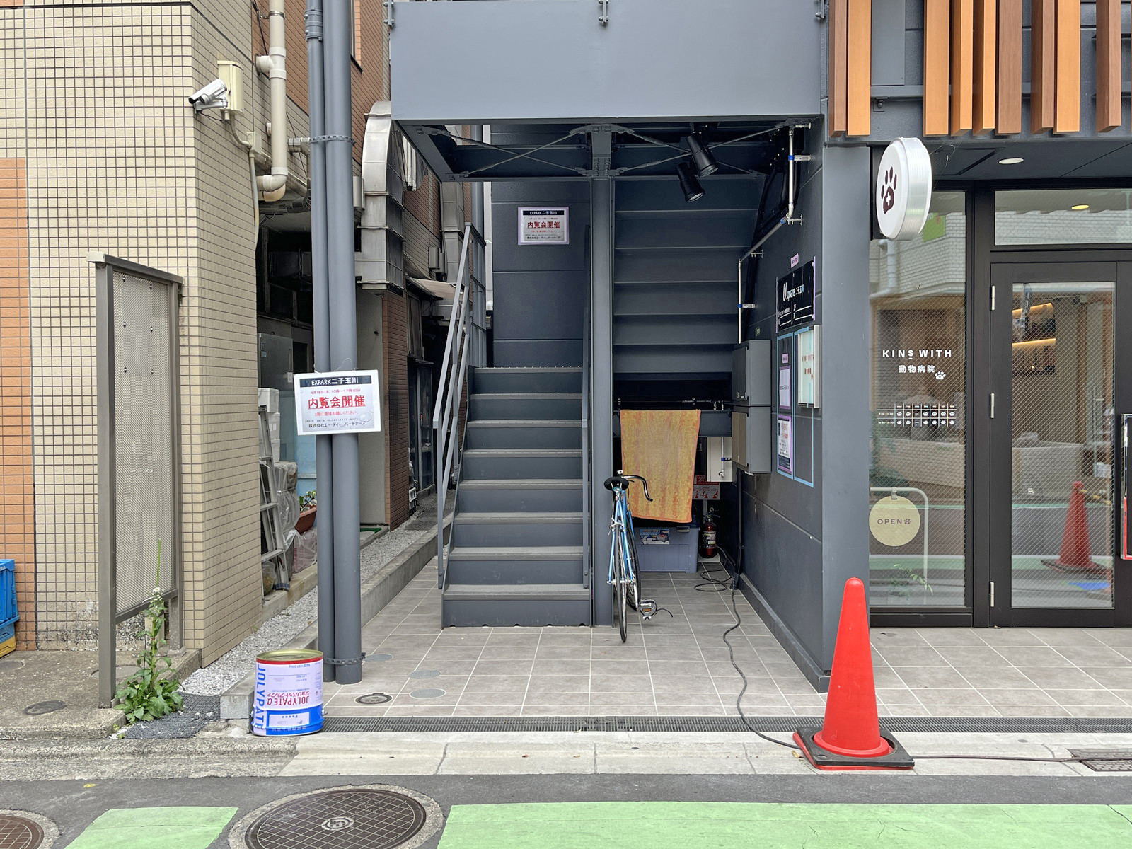 オフィスビル出入り口