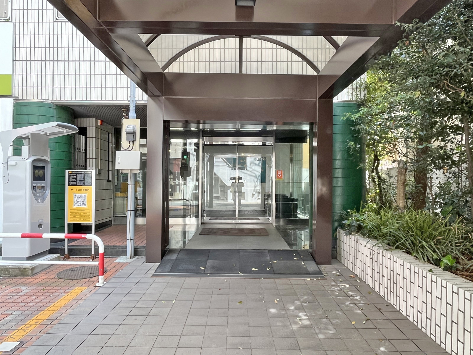 オフィスビル出入り口
