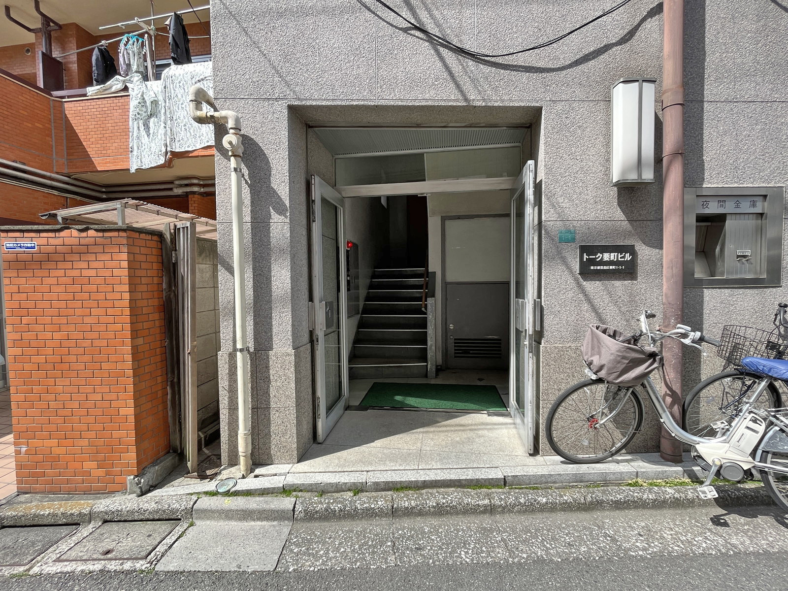 オフィスビル出入り口