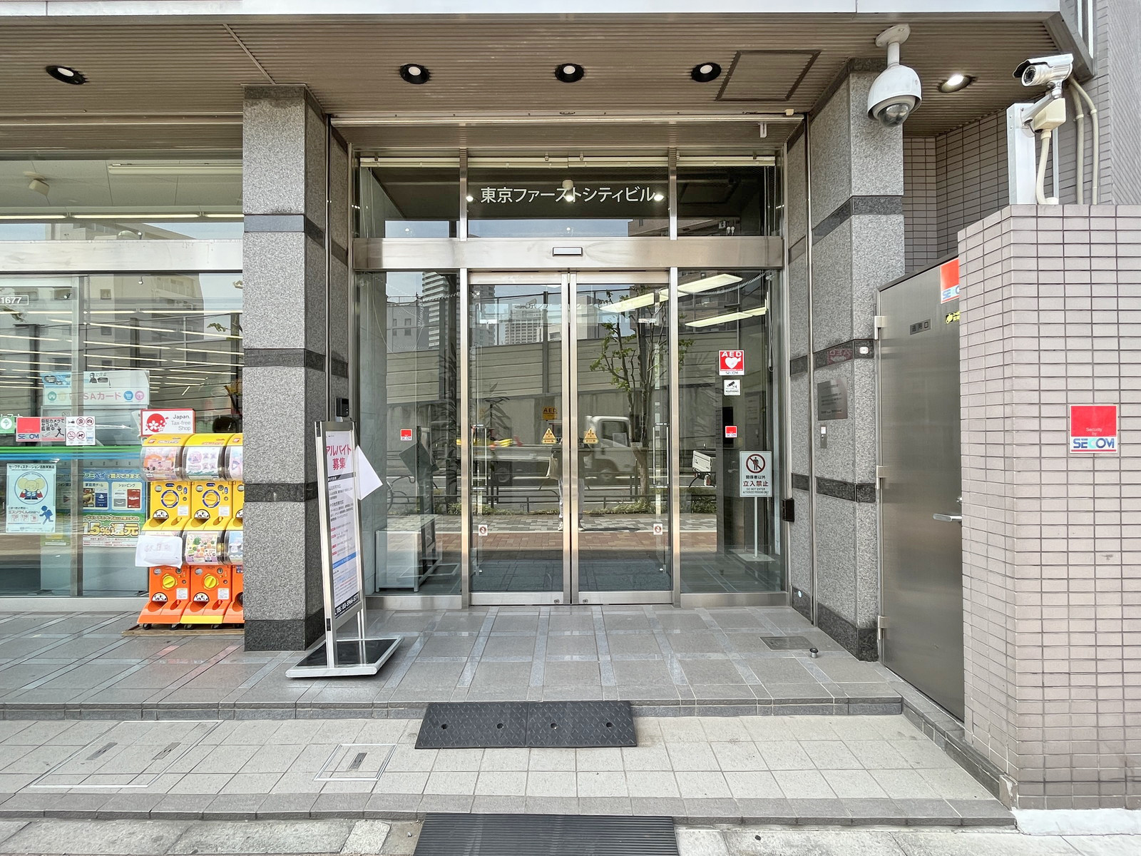 オフィスビル出入り口