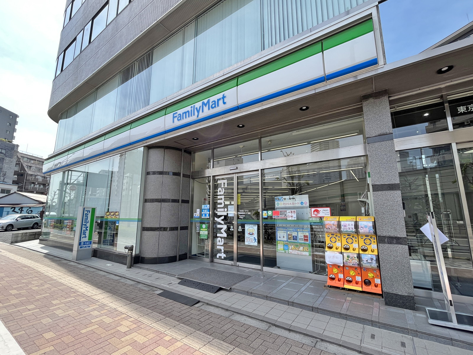 1階のファミリーマート豊島高松一丁目店
