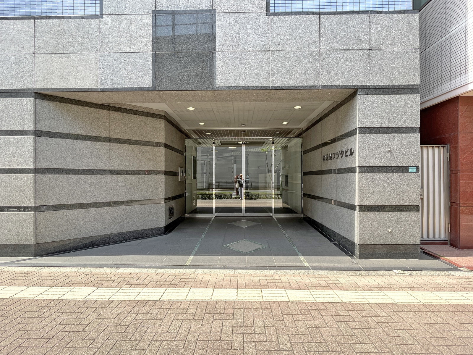 オフィスビル出入り口