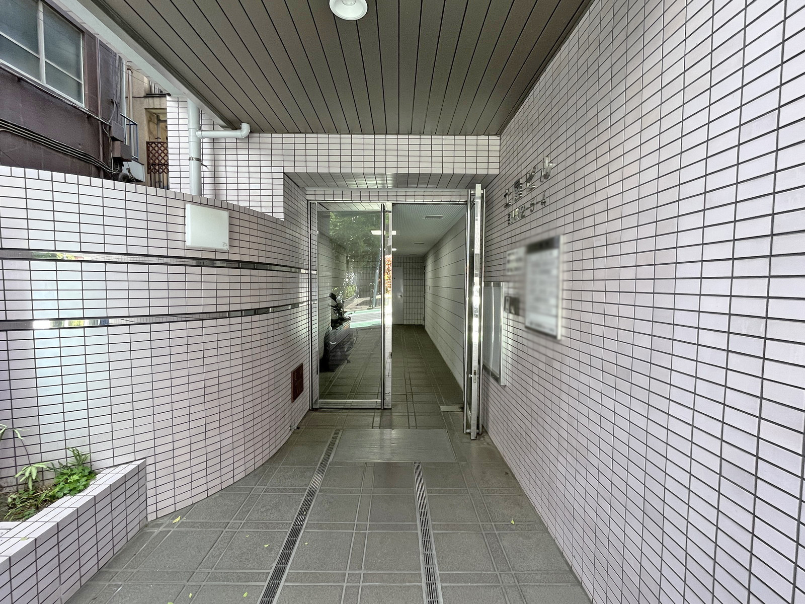 オフィスビル出入り口
